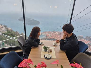 하늘, 사람, 꽃, 의류이(가) 표시된 사진

AI가 생성한 콘텐츠는 부정확할 수 있습니다.