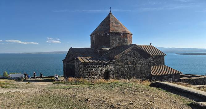 The image depicts an ancient, stone-built church with a slate roof, nestled against a scenic coastline under a clear blue sky.

AI 생성 콘텐츠는 정확하지 않을 수 있습니다.