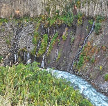 The image depicts a picturesque, multi-tiered waterfall cascading down a rocky, forested cliffside.

AI 생성 콘텐츠는 정확하지 않을 수 있습니다.