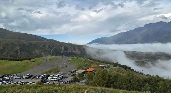 The image depicts a scenic mountain landscape with a car parked near a mountain road, partially covered in fog, under a cloudy sky.

AI 생성 콘텐츠는 정확하지 않을 수 있습니다.