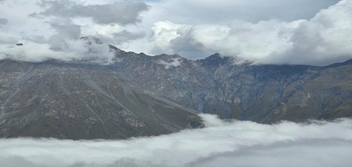 The image depicts a majestic mountain range under a dramatic, cloud-filled sky.

AI 생성 콘텐츠는 정확하지 않을 수 있습니다.